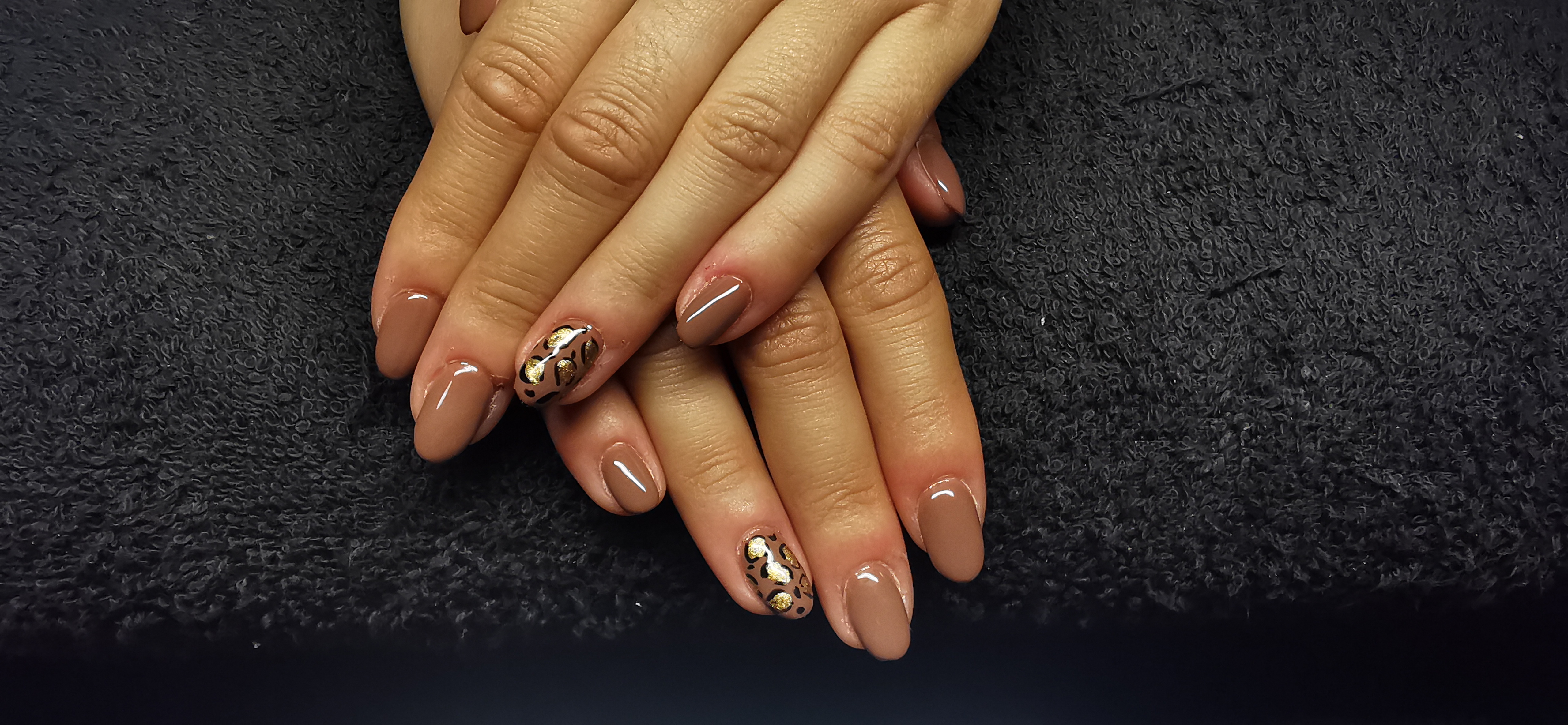 Gainage sur ongle naturel
Nail art léopard 🤎