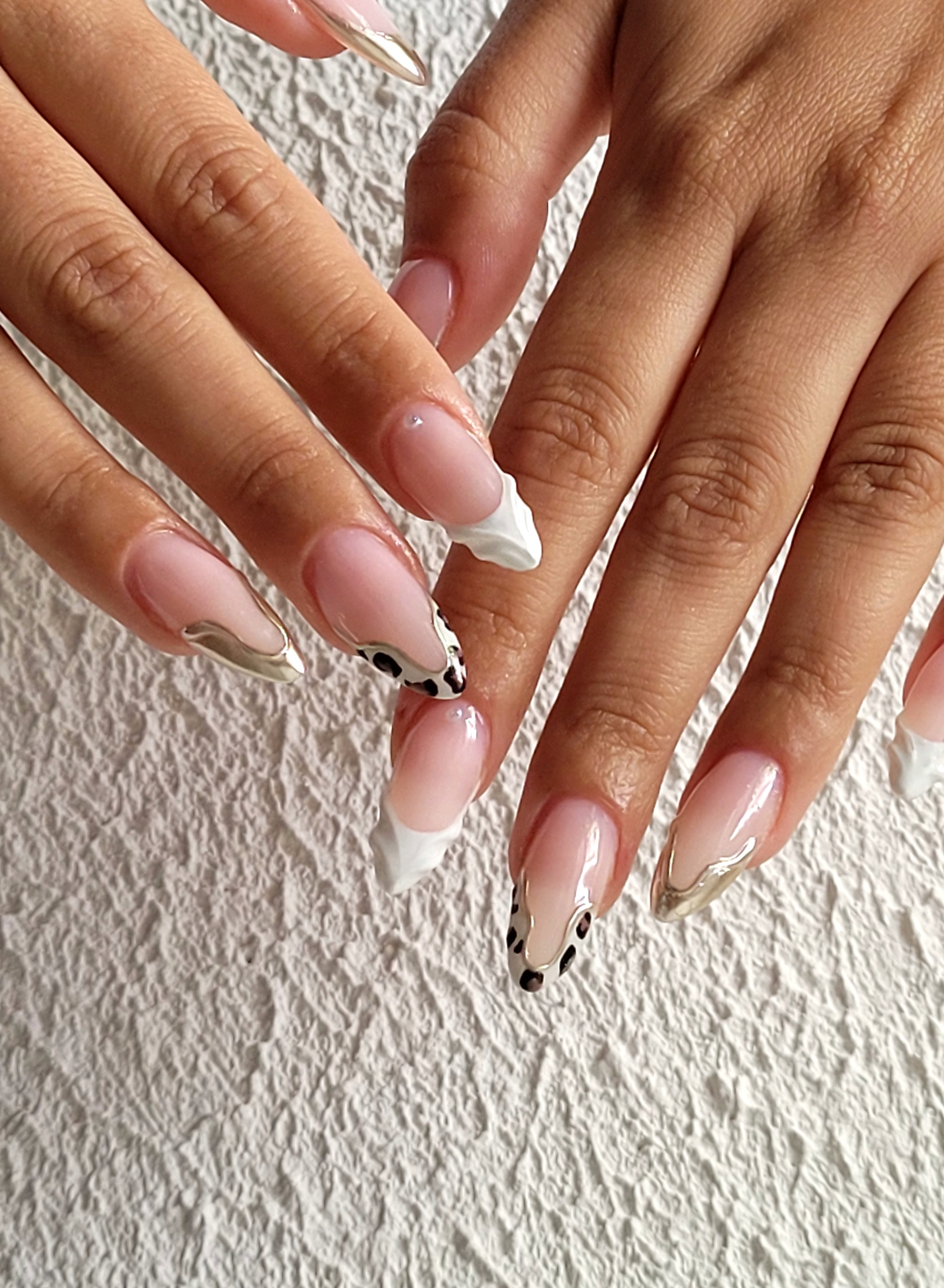 french revisitée (chrome/reliefs 3D)
Longueur : taille L
nail art : niveau 2
