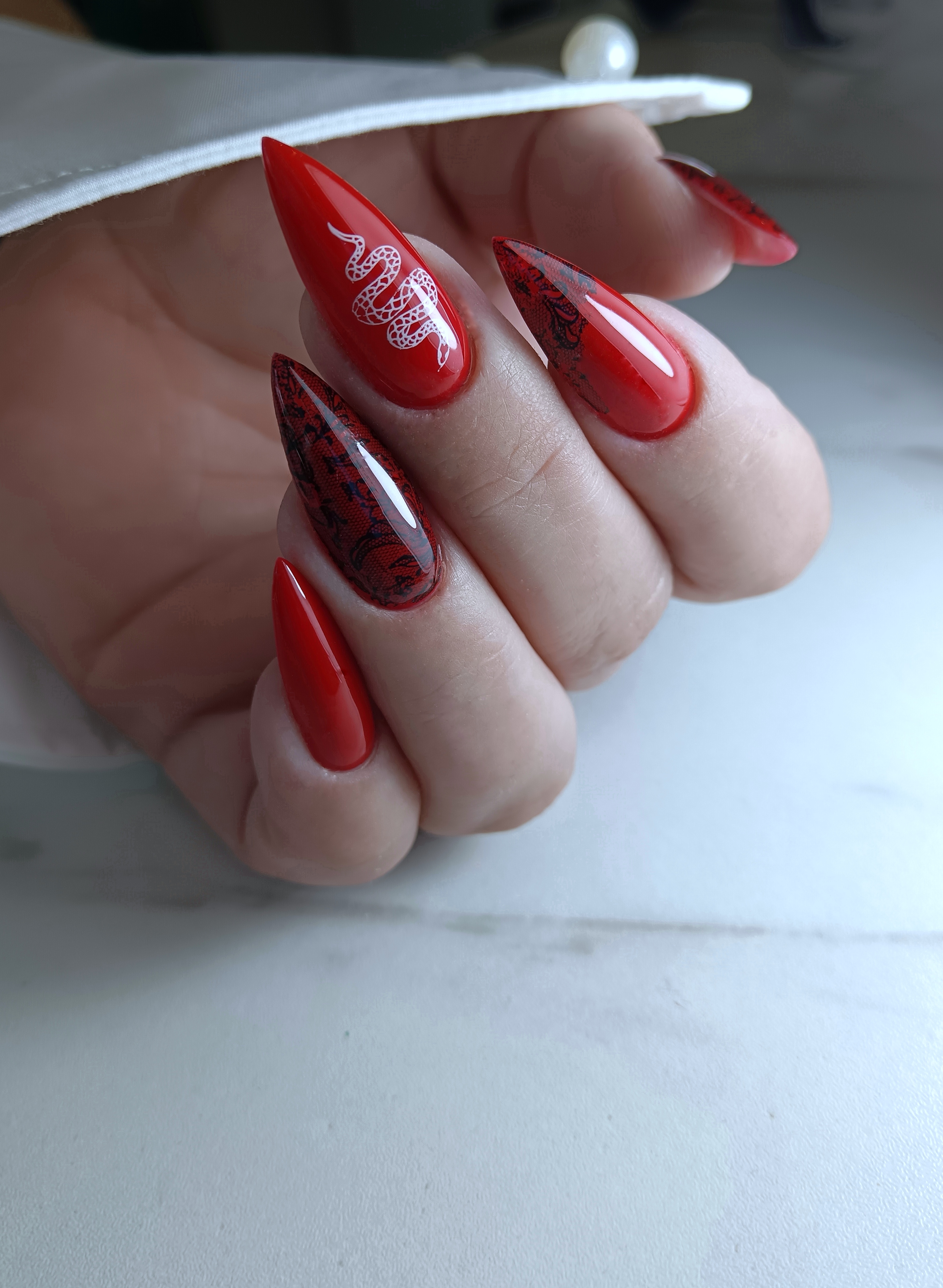 remplissage avec du gel la taille xl j'ai effectué un petit nail art avec de la dentelle et un serpent en stamping sur une forme tiletto la durée du remplissage a été de deux heures et demi
