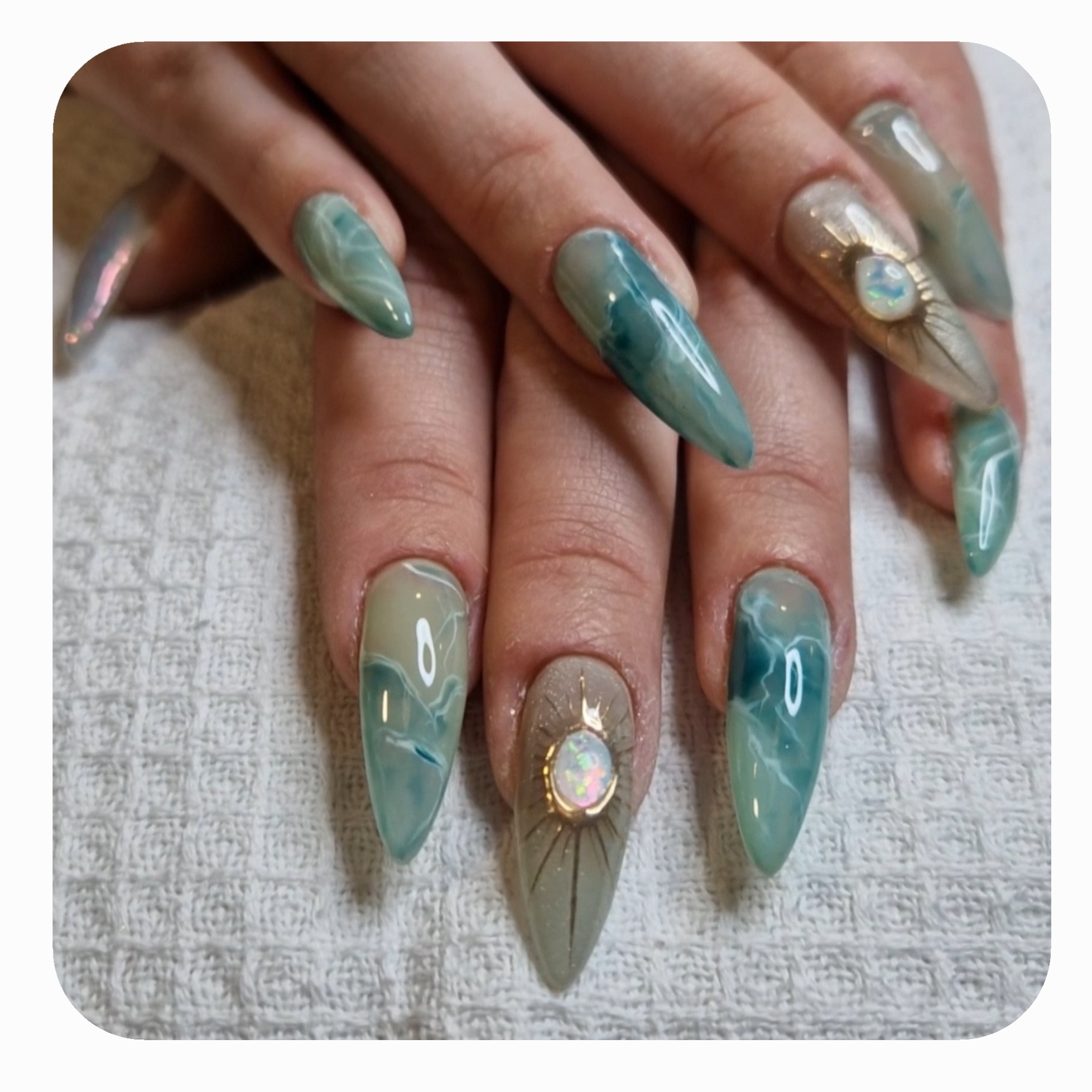 Gainage ongles longs et Nail Art 91 euros.
