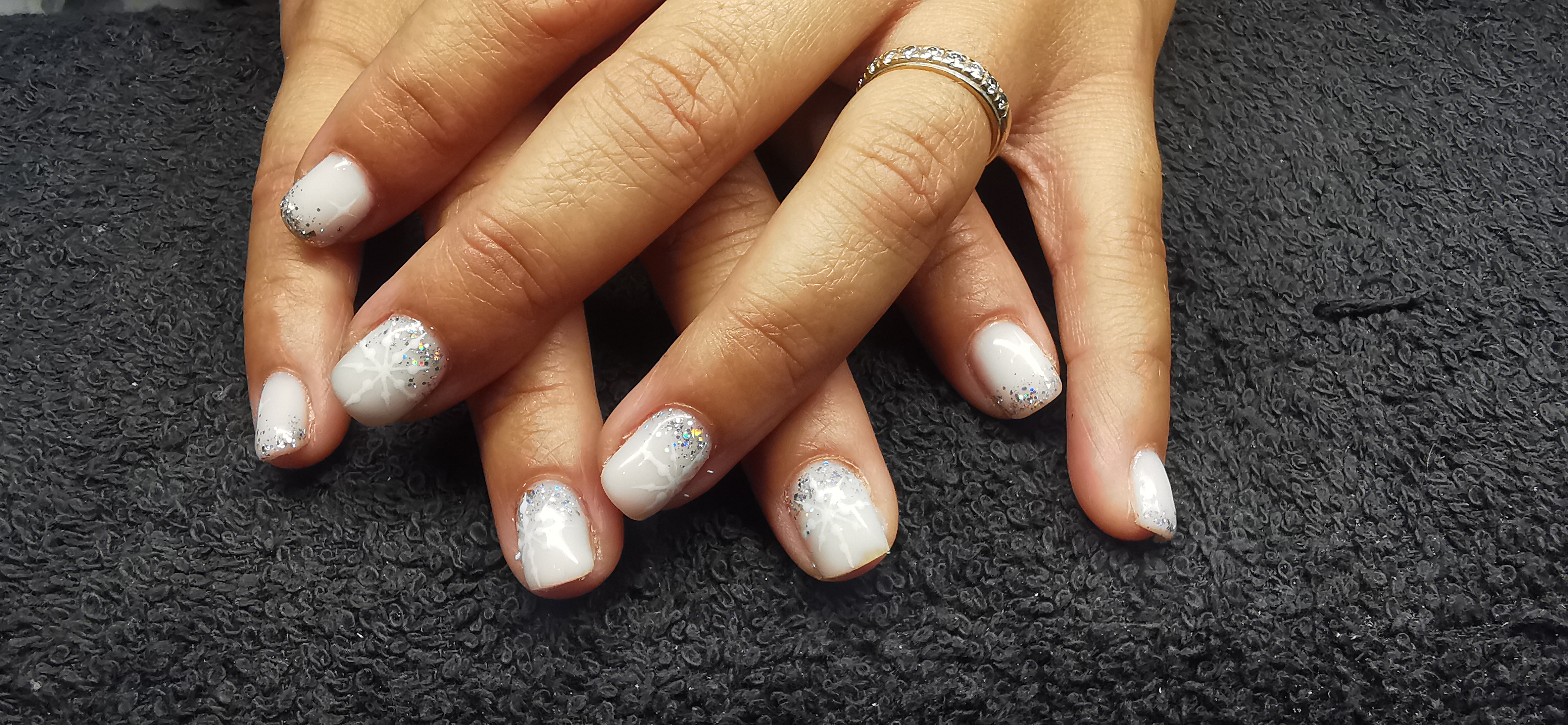 Gainage sur ongle naturel
Blanc laiteux / nail art ❄️
