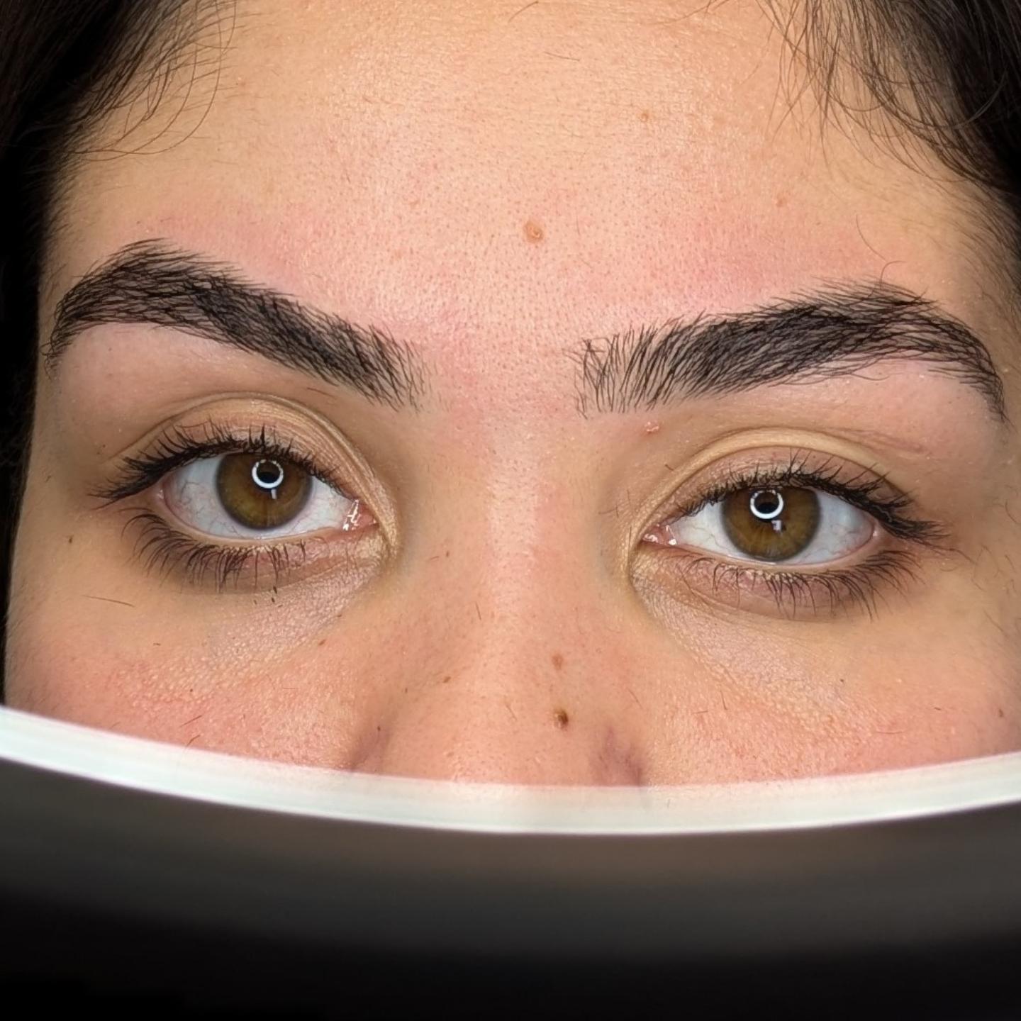 Épilation au fil des sourcils - Restructuration : création de forme