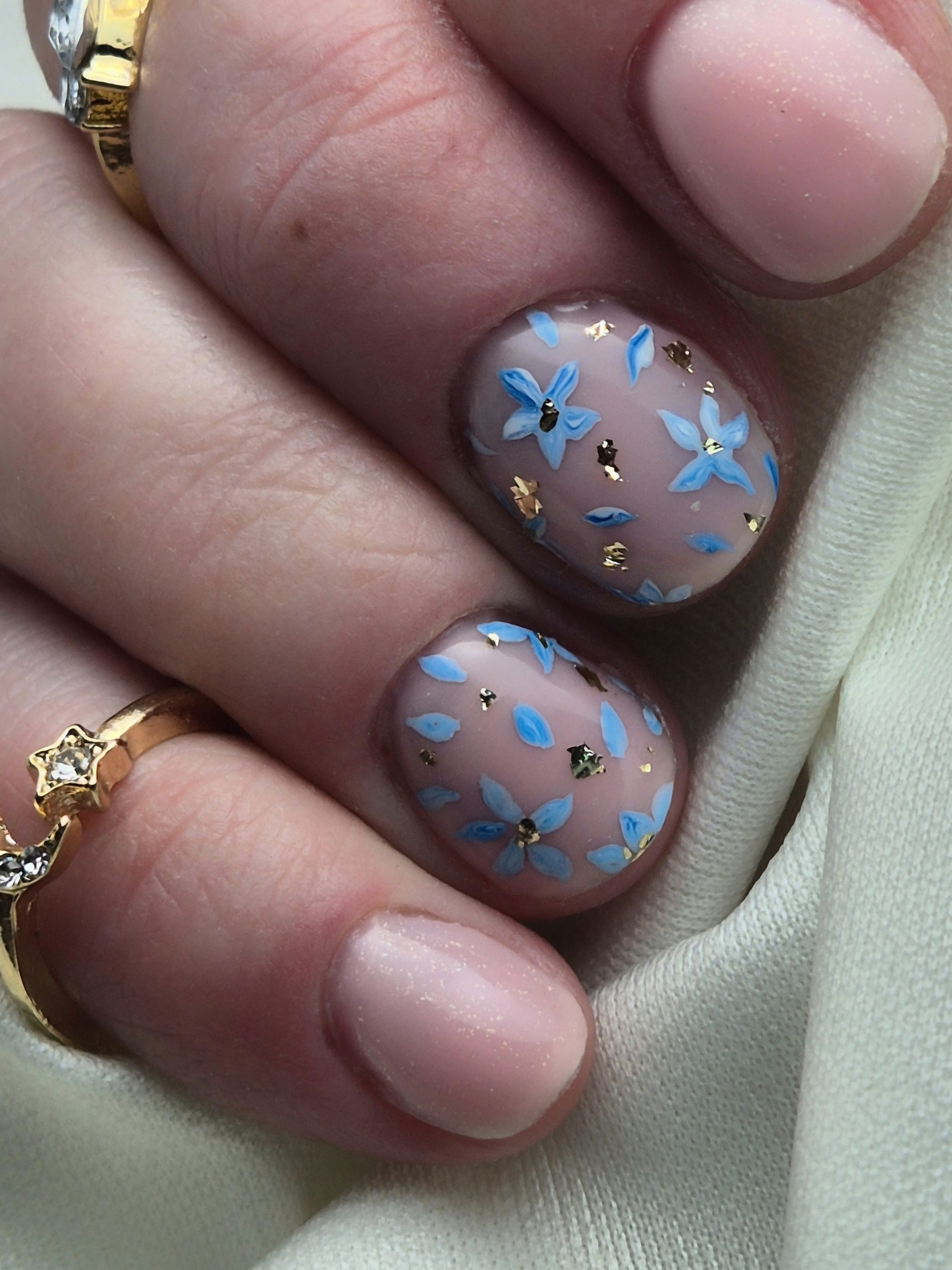 Gainage sur ongles naturels , anciennement rongé.
Petit nail art fait à la main tout en douceur 🥰