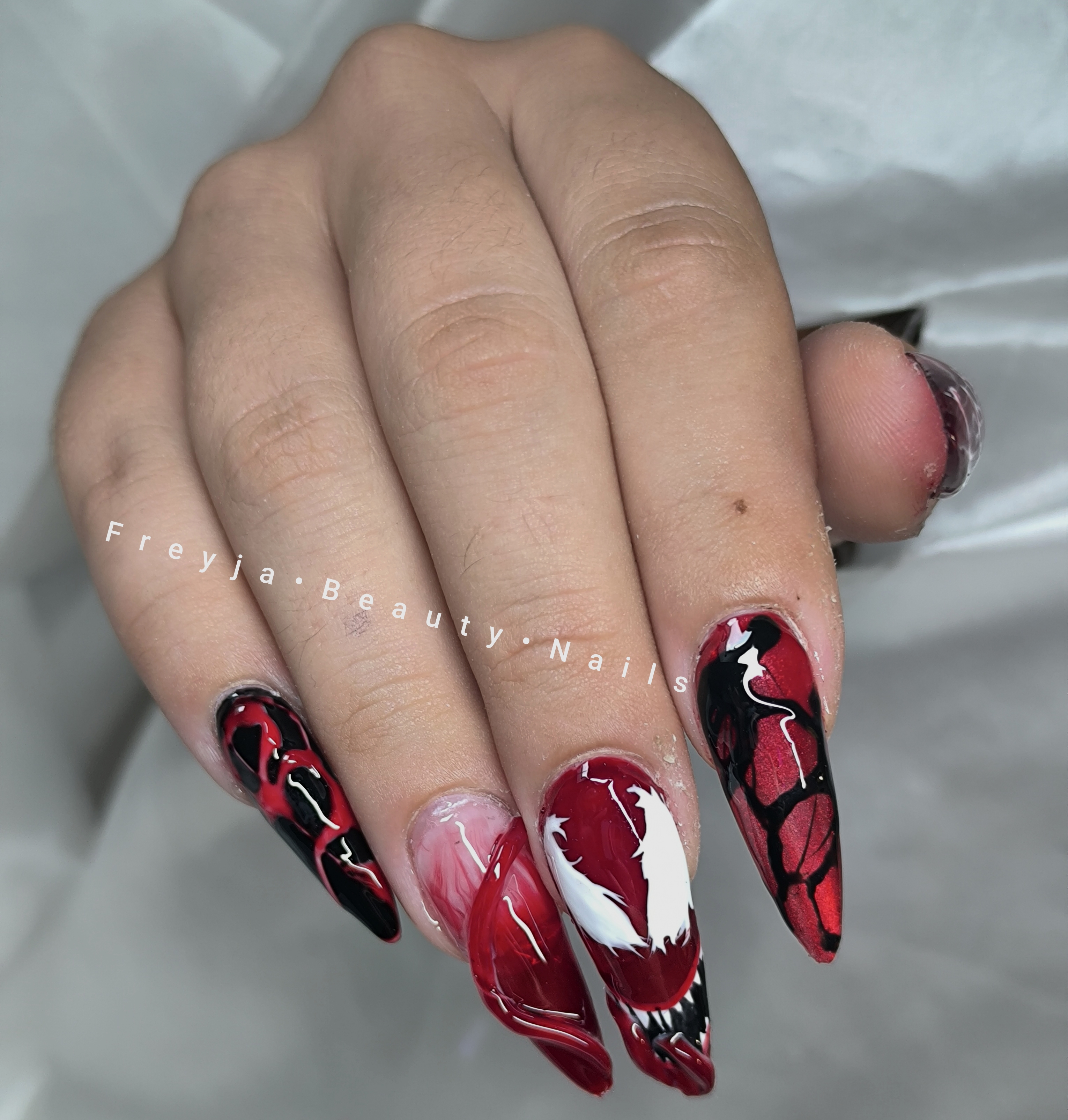 pose américaine avec Nail Art ! 

Les Nails art sont sur devis ☺️