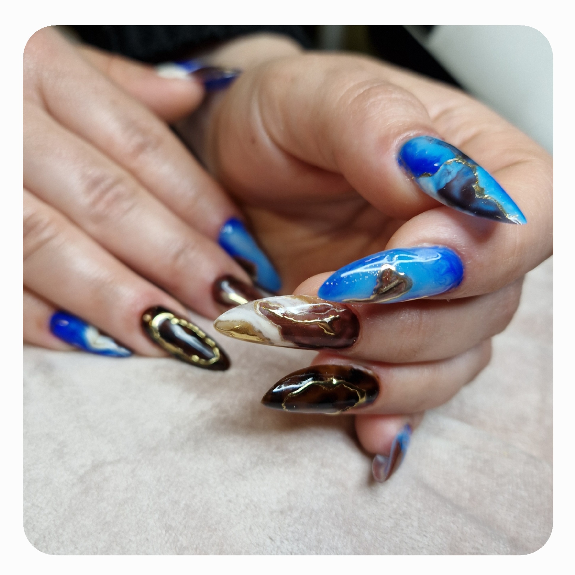 Pose chablon et nail art, 3h30, 112 euros.