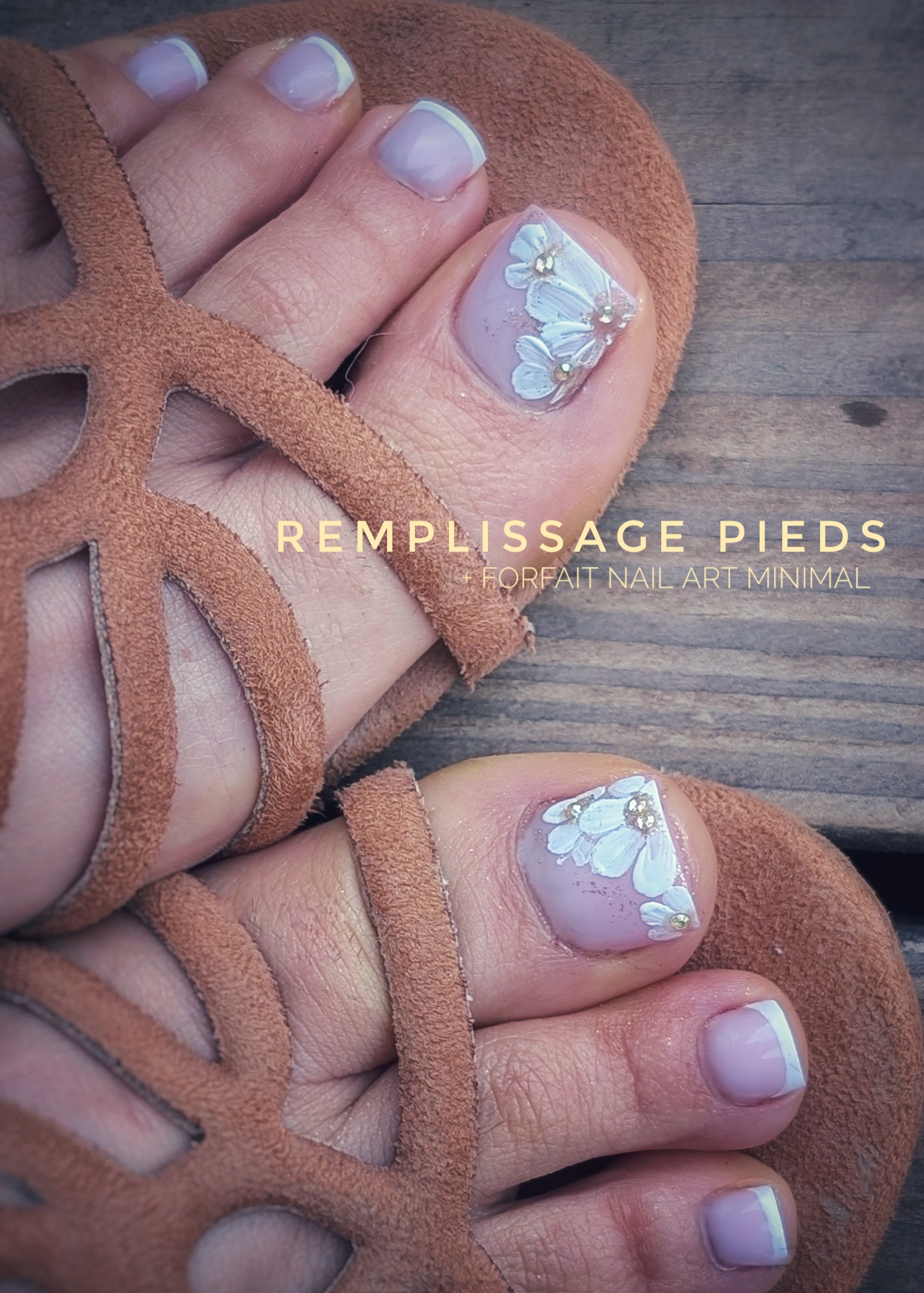 Remplissage Pieds avec Nail Art Minimal (fleurs et strass sur le gros orteil)