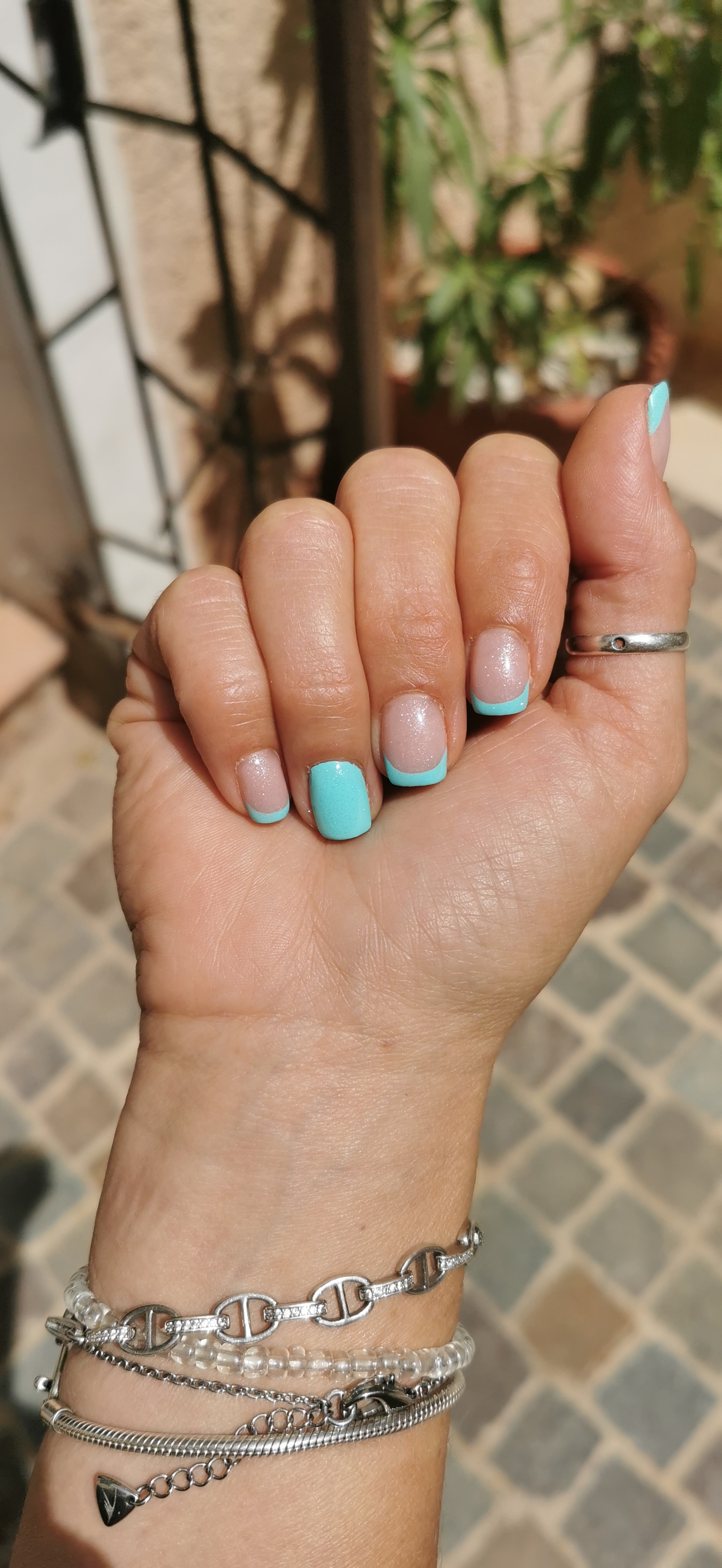 Gainage sur ongle naturel
French turquoise /finition paillettes 