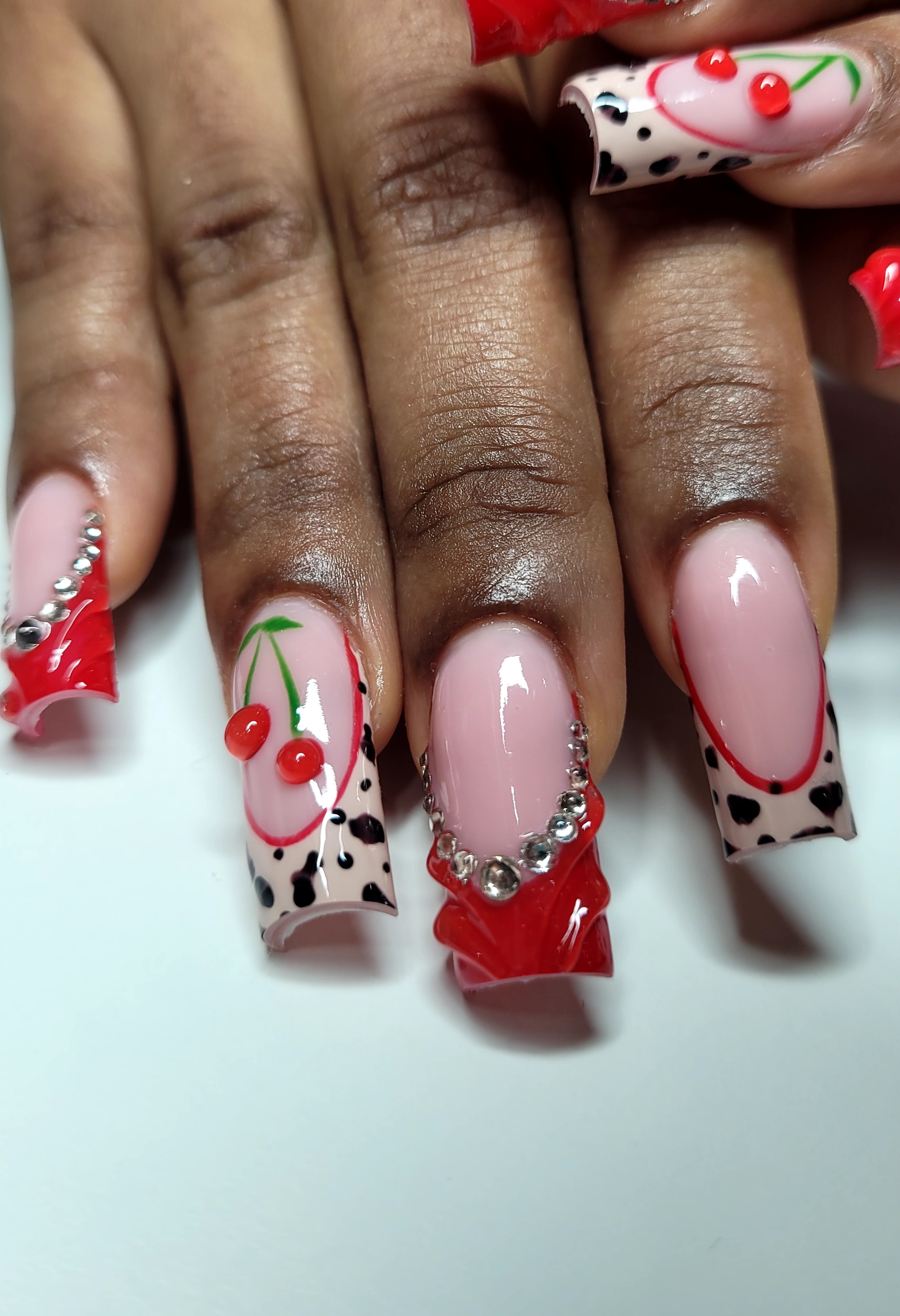 pose complète demi-capsule gel
Taille L
forme carré
Nailart niveau 3 (strass, 3D , french revisitée)