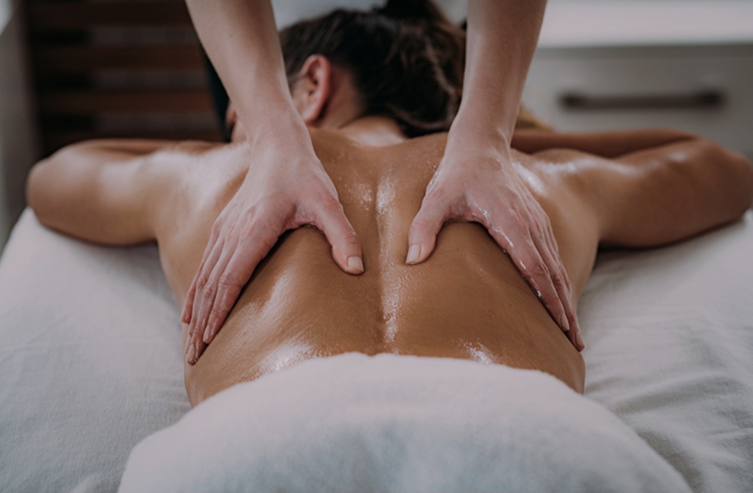 ✨ Relâchez les tensions accumulées et offrez-vous un moment de détente absolue.
Le massage du dos soulage, recentre et recharge. 🌿